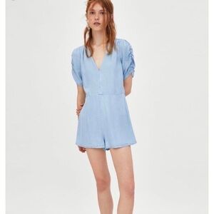 Zara blue chambray romper mini short V-neck playsuit ruched sleeves vacation M